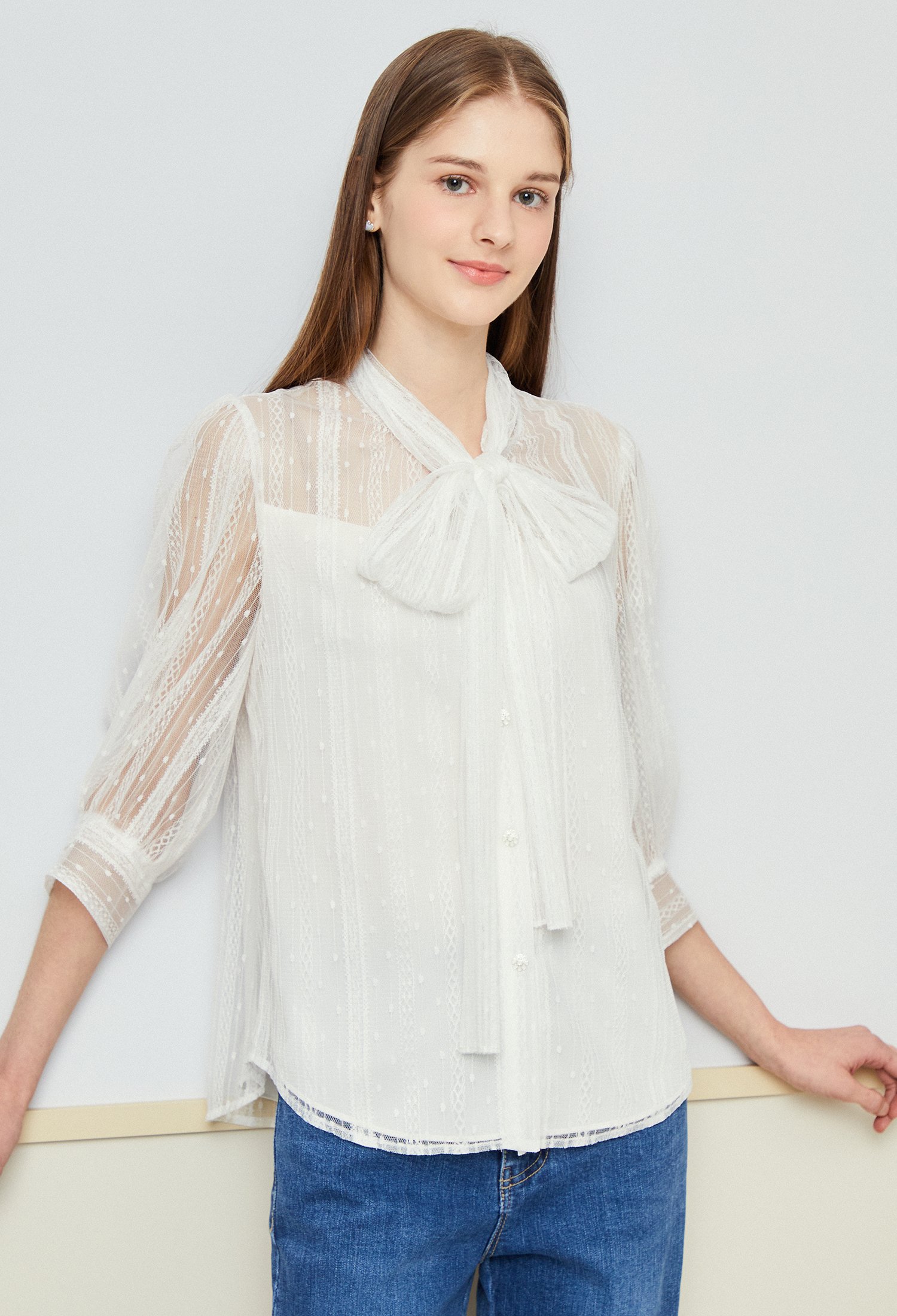 타이넥 메시 레이스 블라우스 (WHITE)