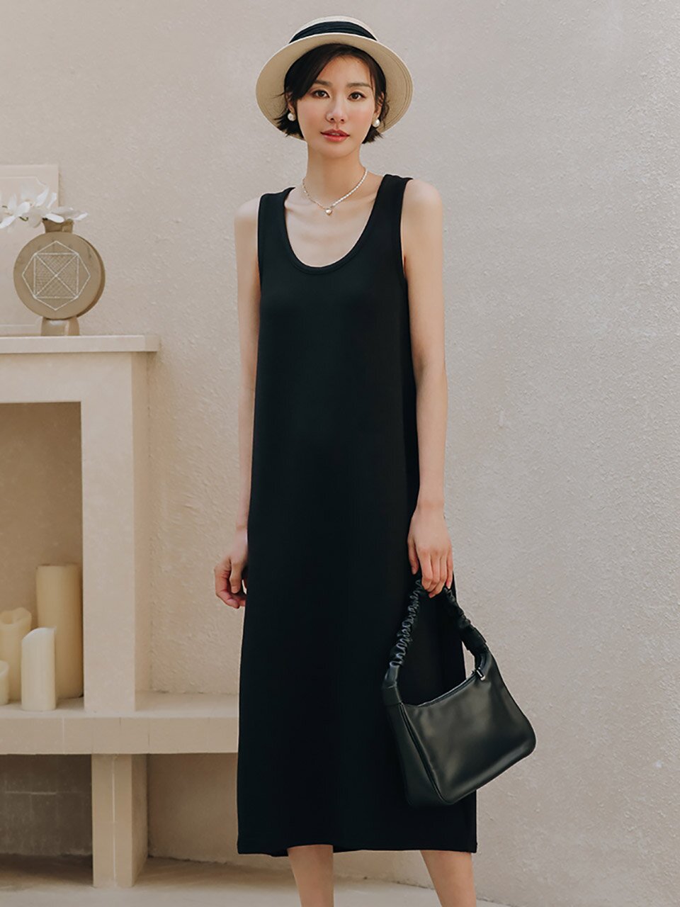 LS_Black u-neck sleeveless dress