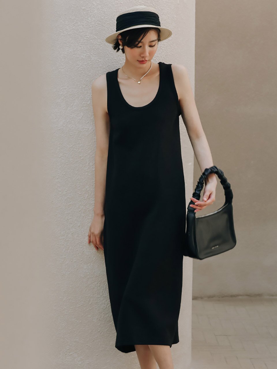 LS_Black u-neck sleeveless dress