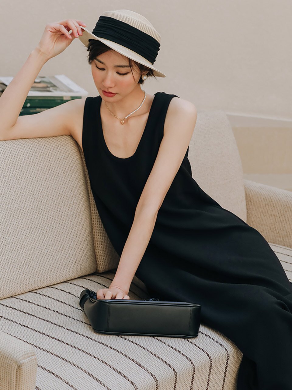 LS_Black u-neck sleeveless dress