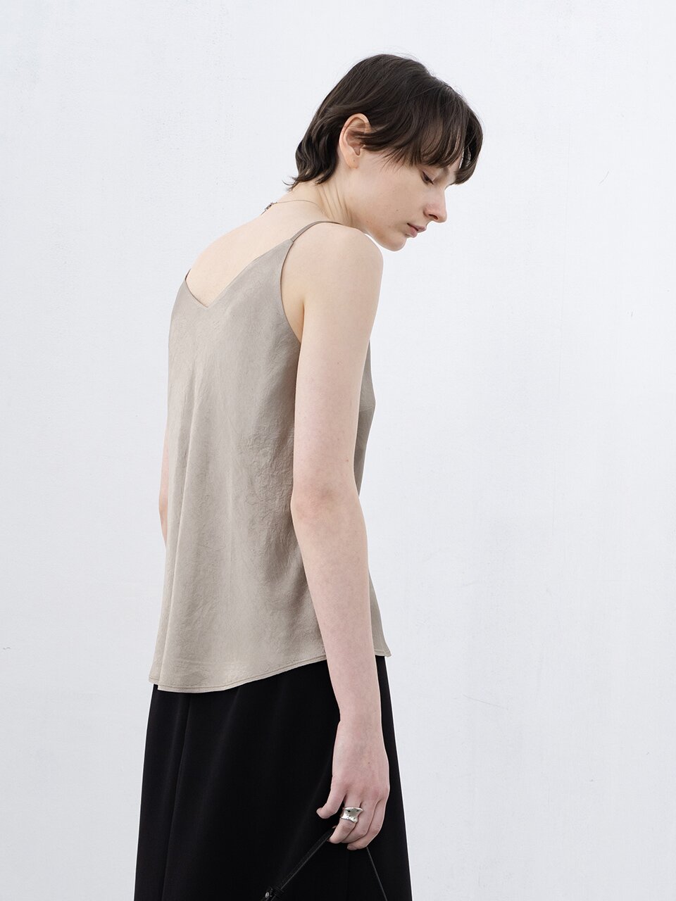 EK_Light satin sleeveless top_CHAMPAGNE