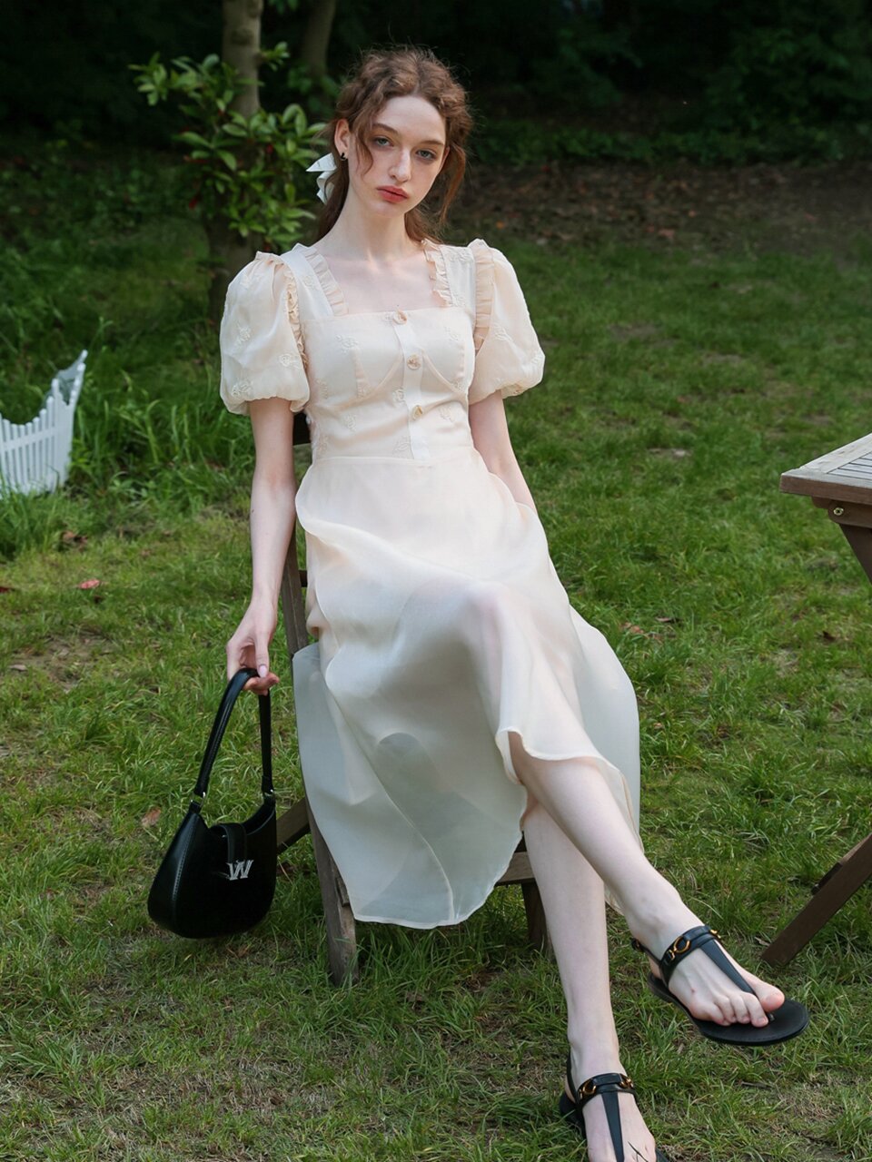 Cest_Pearlescent texture ruffle dress