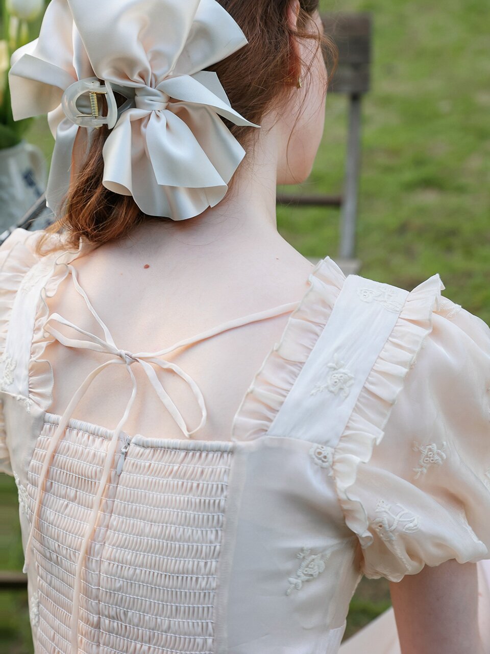 Cest_Pearlescent texture ruffle dress