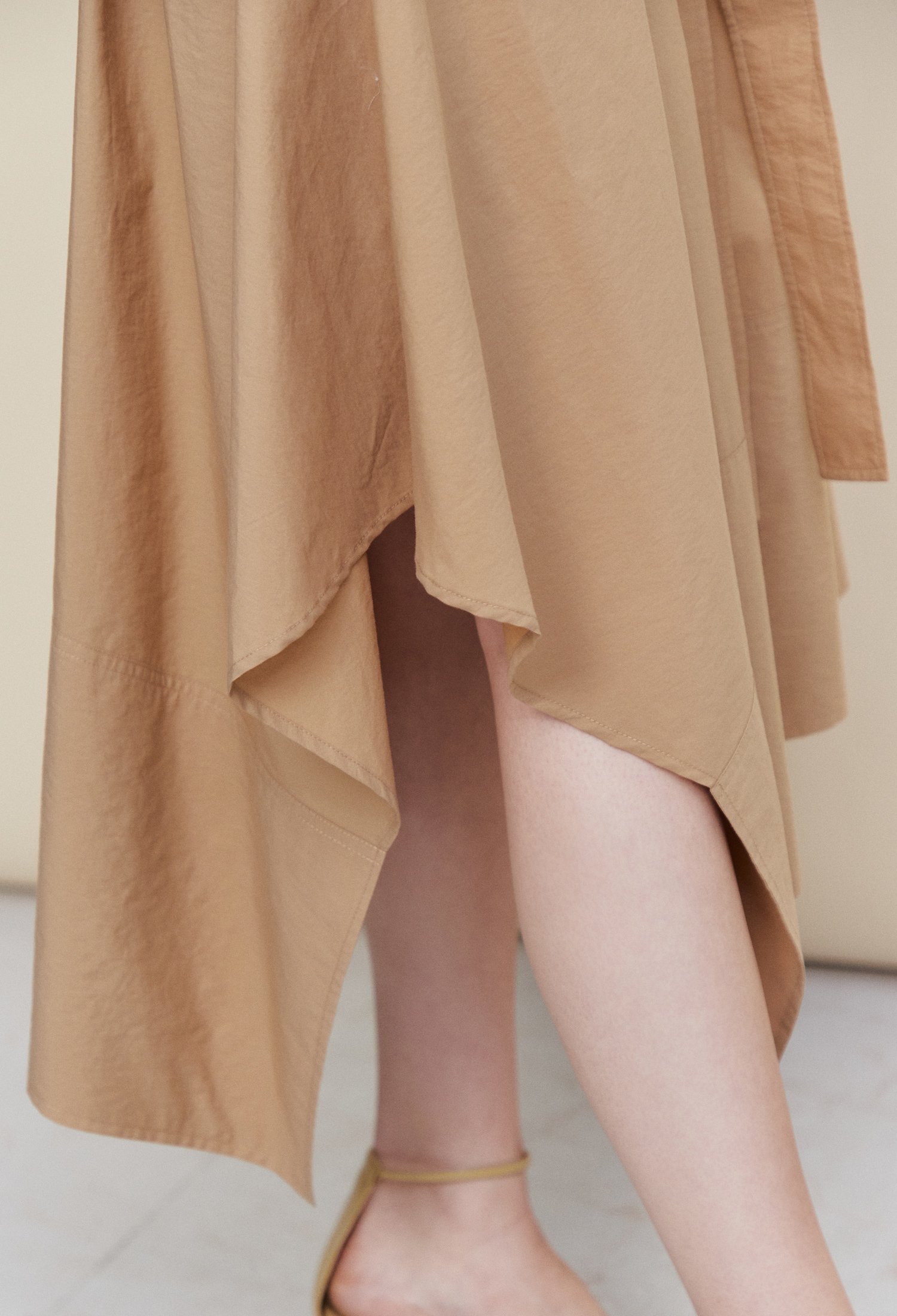백 절개 밴딩 언발 원피스 (BEIGE)