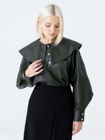 [분더가이스트] 래글런 세일러카라 비숍슬리브 페이크레더 카키 블라우스