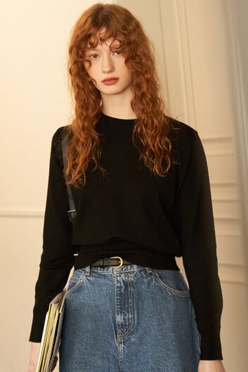 아가사 라운드 넥 슬림핏 니트 Black