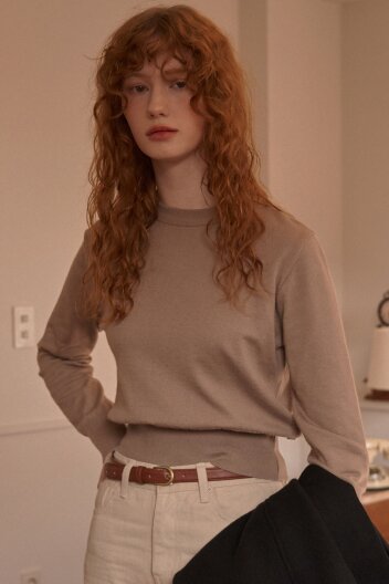 아가사 라운드 넥 슬림핏 니트 Beige