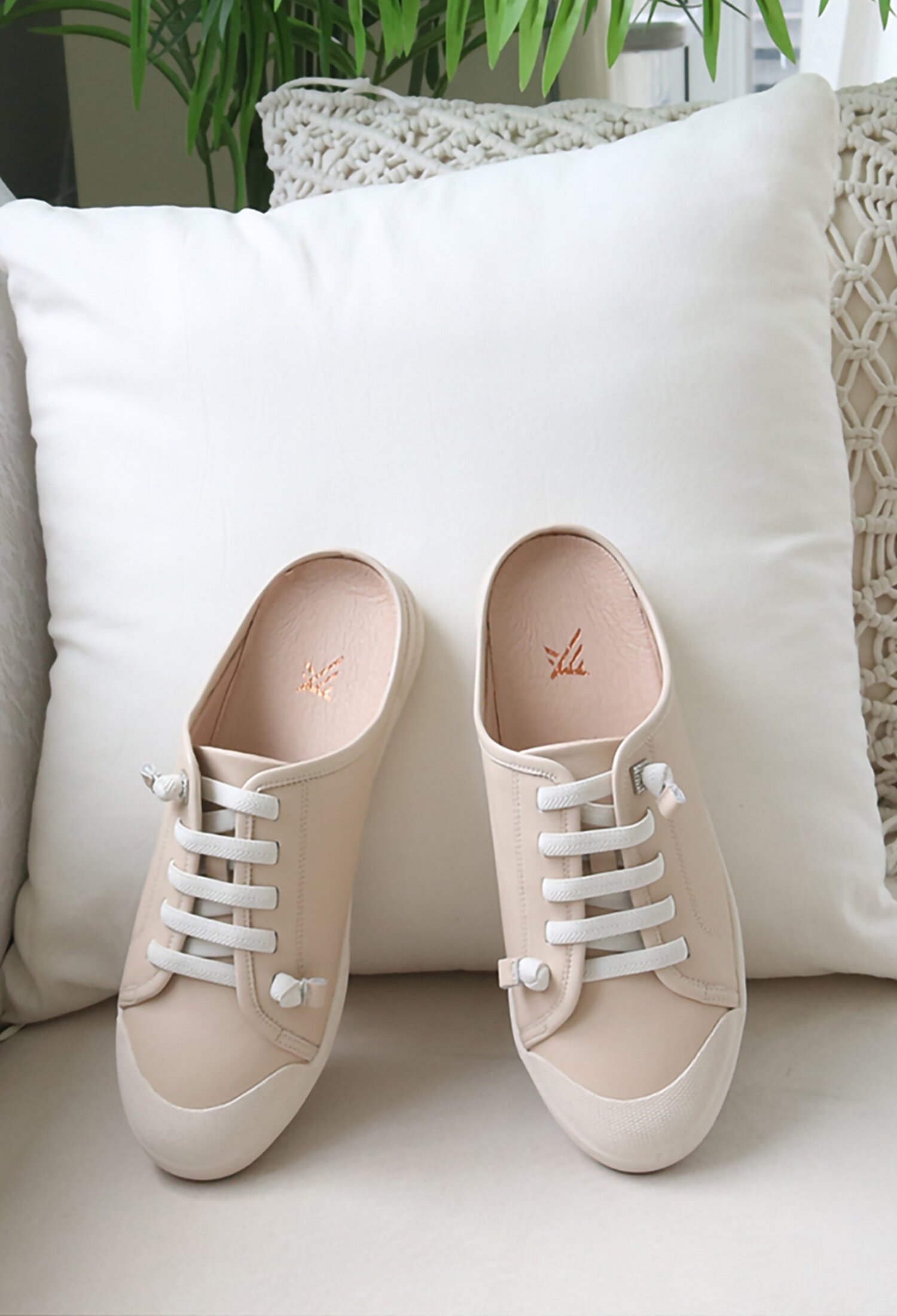 소가죽 파스텔 스니커즈 블로퍼 2cm M23F07BE