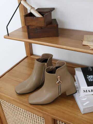소가죽 지퍼 사각코 앵클부츠 4cm M22W01L