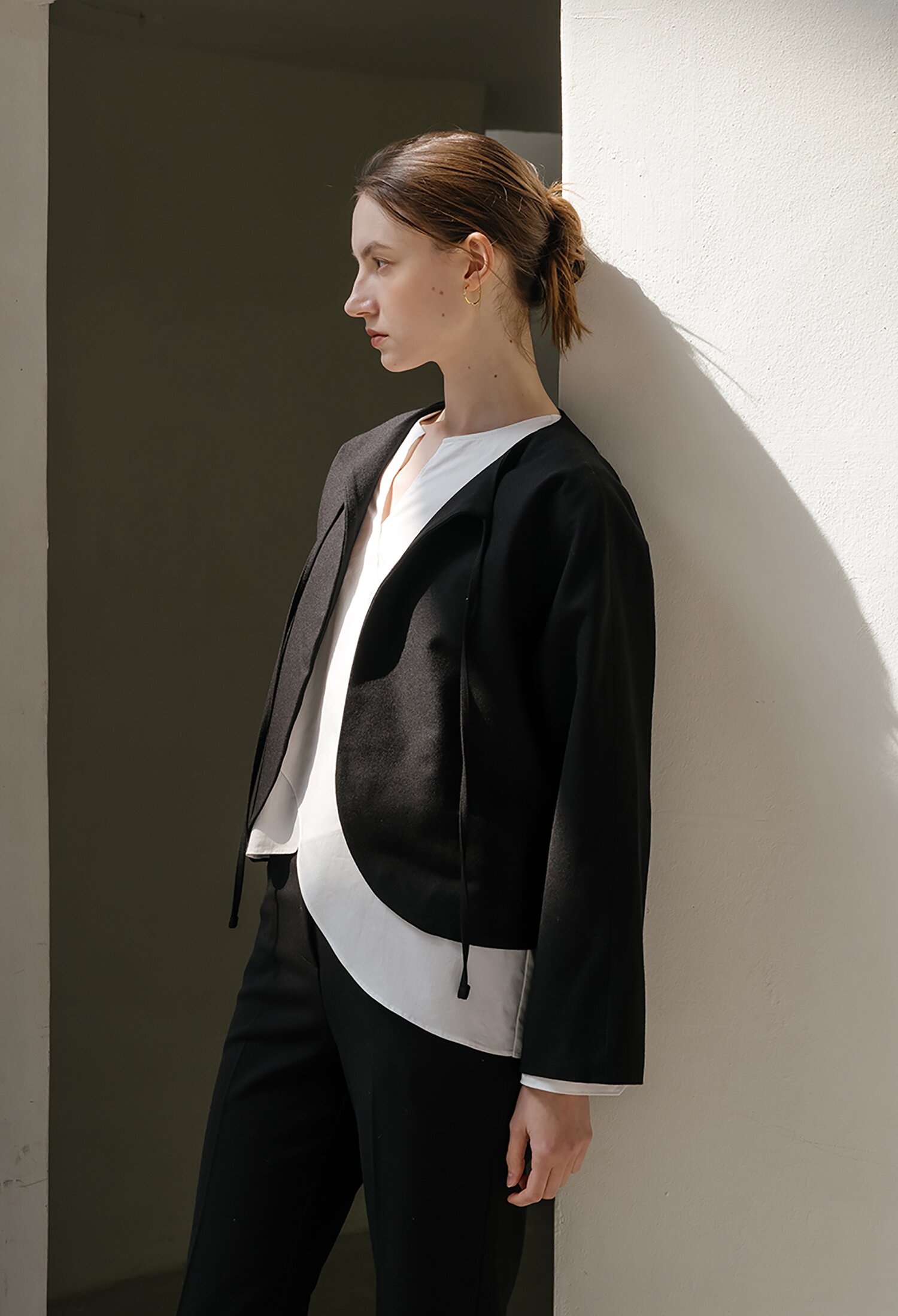 타이 스트랩 블랙 재킷