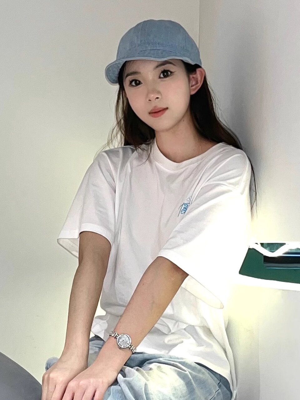 온더모먼트 레더 버클 데님 숏캡 C1 라이트블루