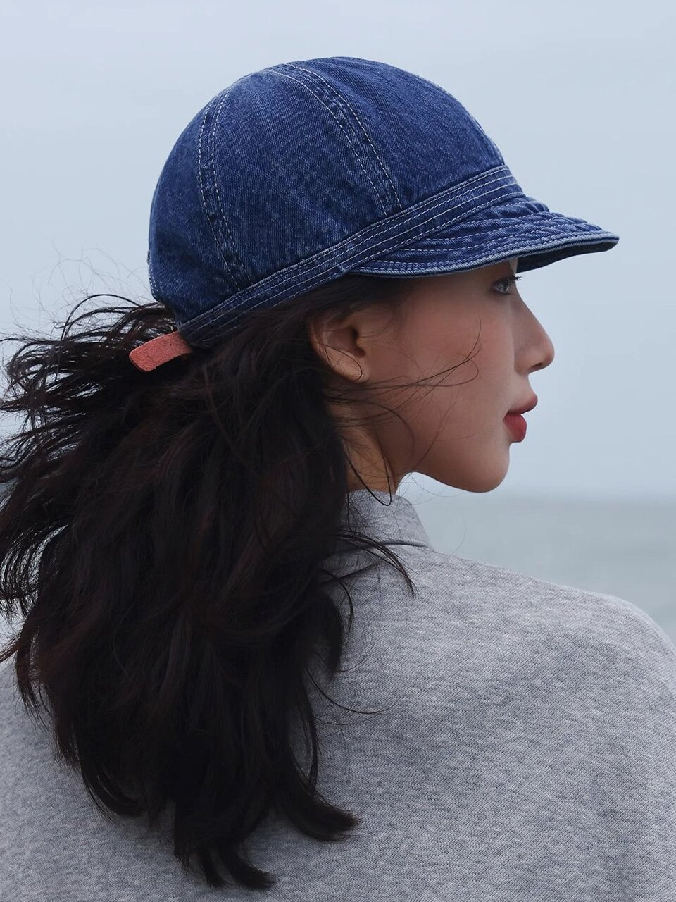 온더모먼트 레더 버클 데님 숏캡 C2 딥블루