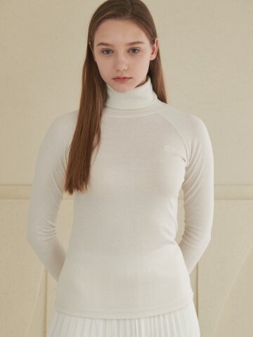 [코엣] 로고 엠보 목폴라 티셔츠 아이보리