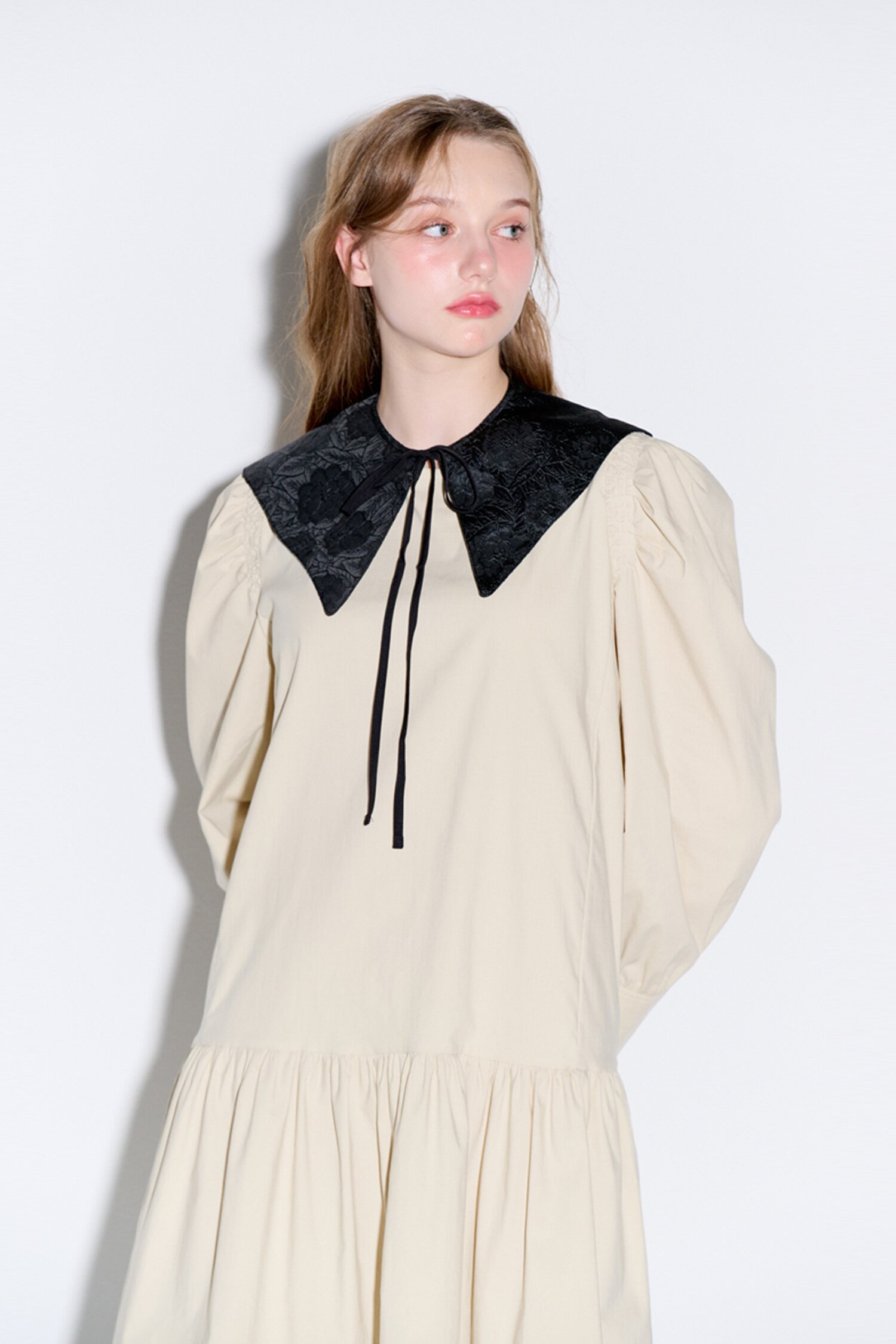 Back ribbon long sleeve shirring mini dress_Cream