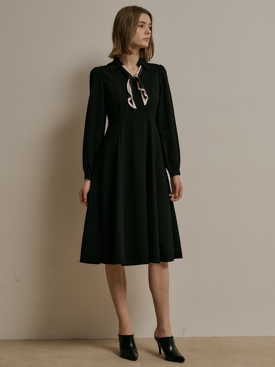 WD_Designed collar button dress