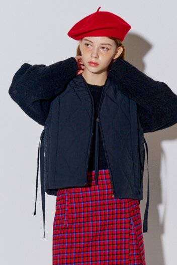 리본 스트랩 디테일 퀼팅 베스트 블랙