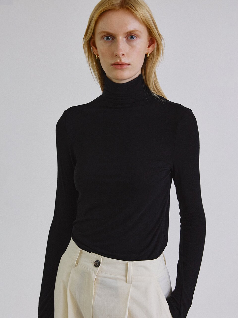 Line detail wool pola_BLACK