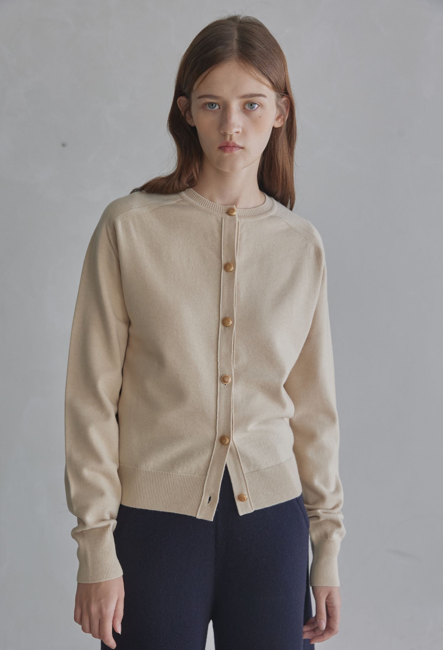 [칼타] 로고 라운드 니트 가디건 BEIGE