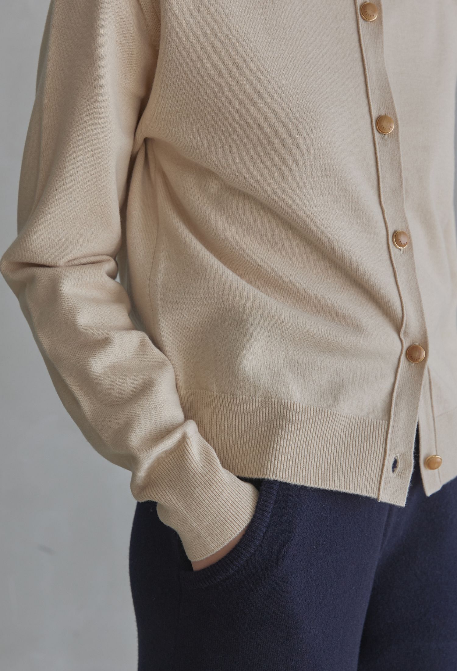 [칼타] 로고 라운드 니트 가디건 BEIGE