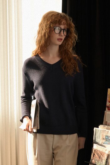 에일 버튼 포인트 소프트 브이넥 니트 Navy