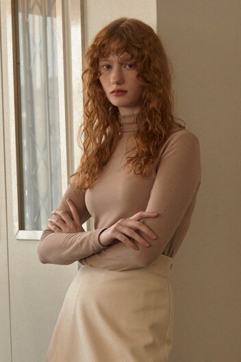 뮤어 하프 넥 폴라 티 Mocha beige