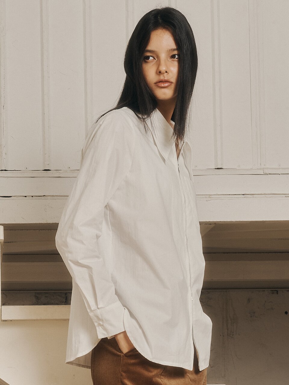 AR_White niche zipper shirt