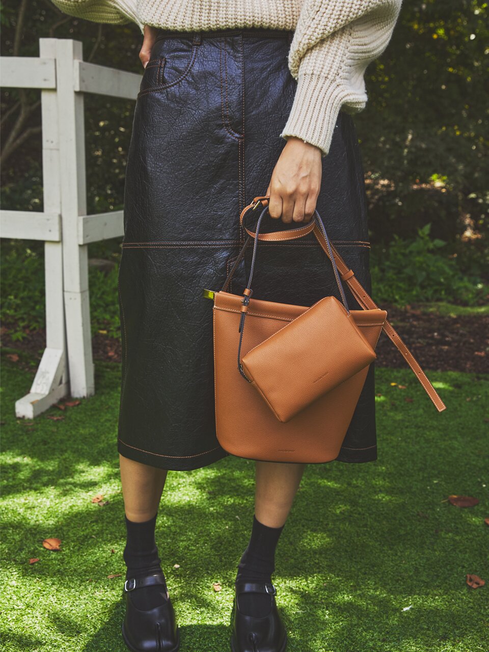 23FW Banding Frame kiss shoulder bag Medium_camel