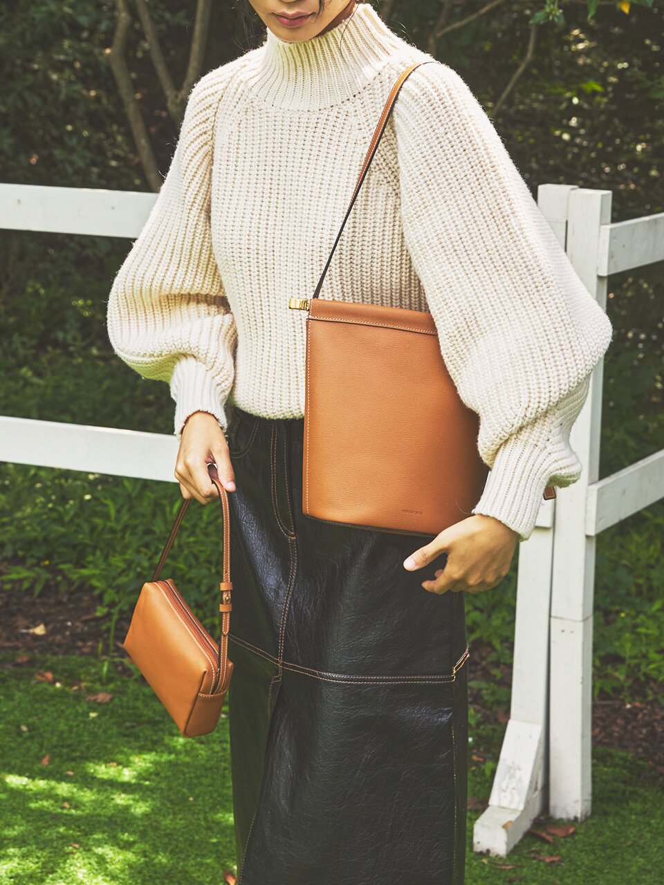 23FW Banding Frame kiss shoulder bag Medium_camel