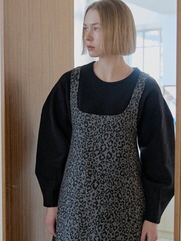 Darts Volume Sleeve Round T-shirt - Black