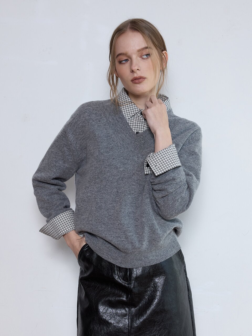 MODERN V-NECK KNIT_GREY