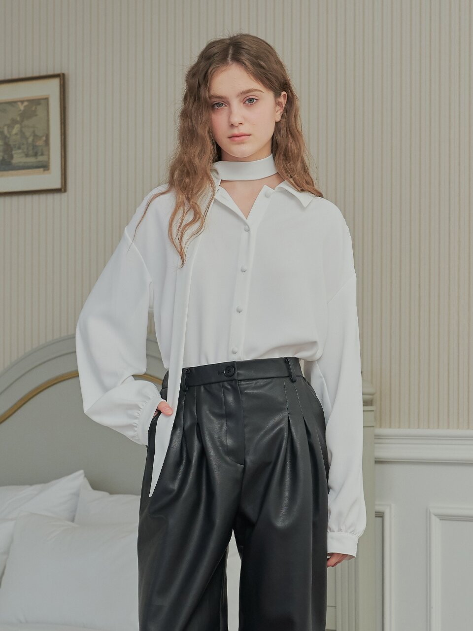 [일루스트리스일루전] WHITE TIE BLOUSE