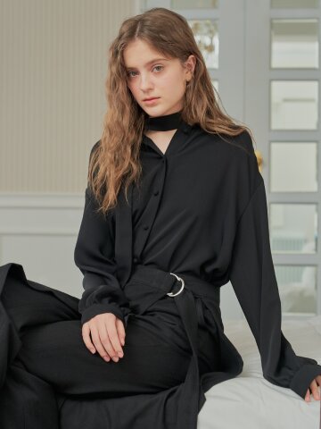 [일루스트리스일루전] BLACK TIE BLOUSE