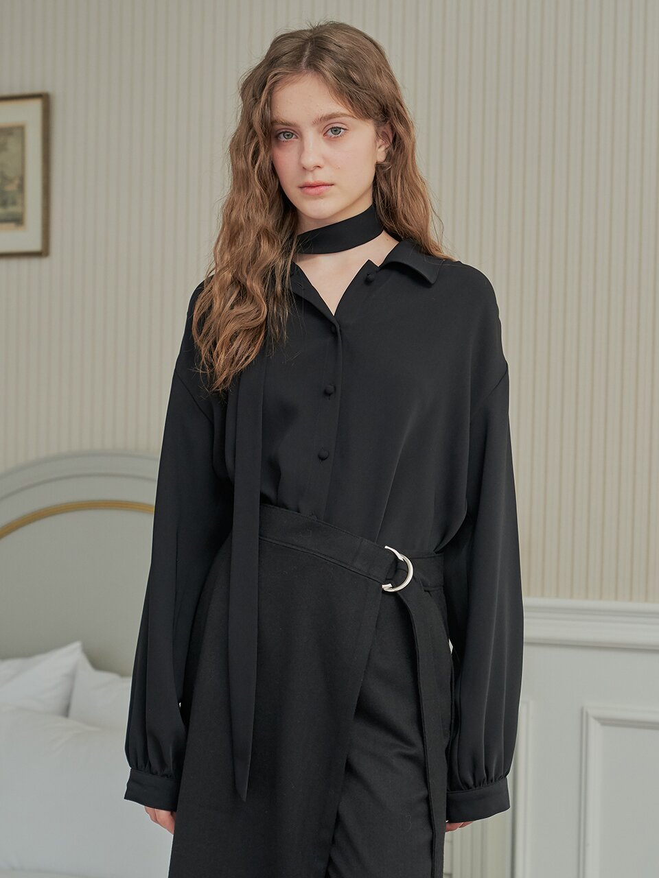 [일루스트리스일루전] BLACK TIE BLOUSE