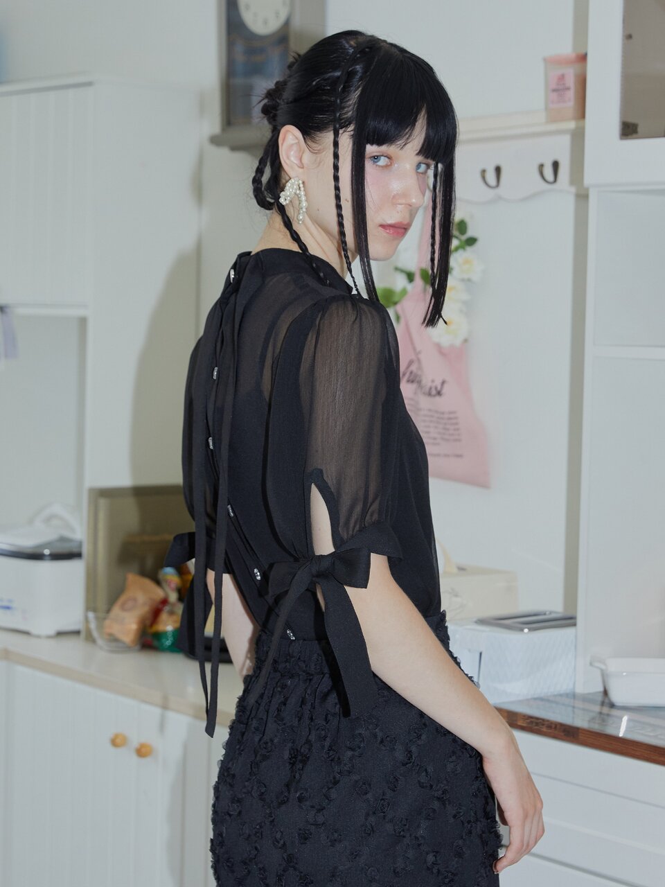 [일루스트리스일루전] BK CHIFFON RIBBON BLOUSE