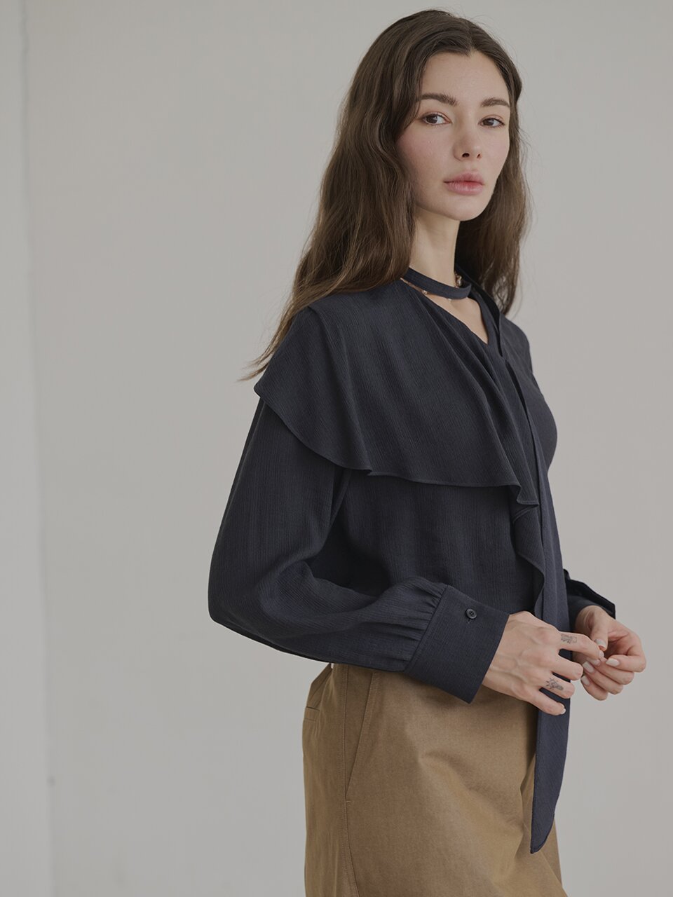 [레이허] Unbalanced Frill Blouse_Charcoal