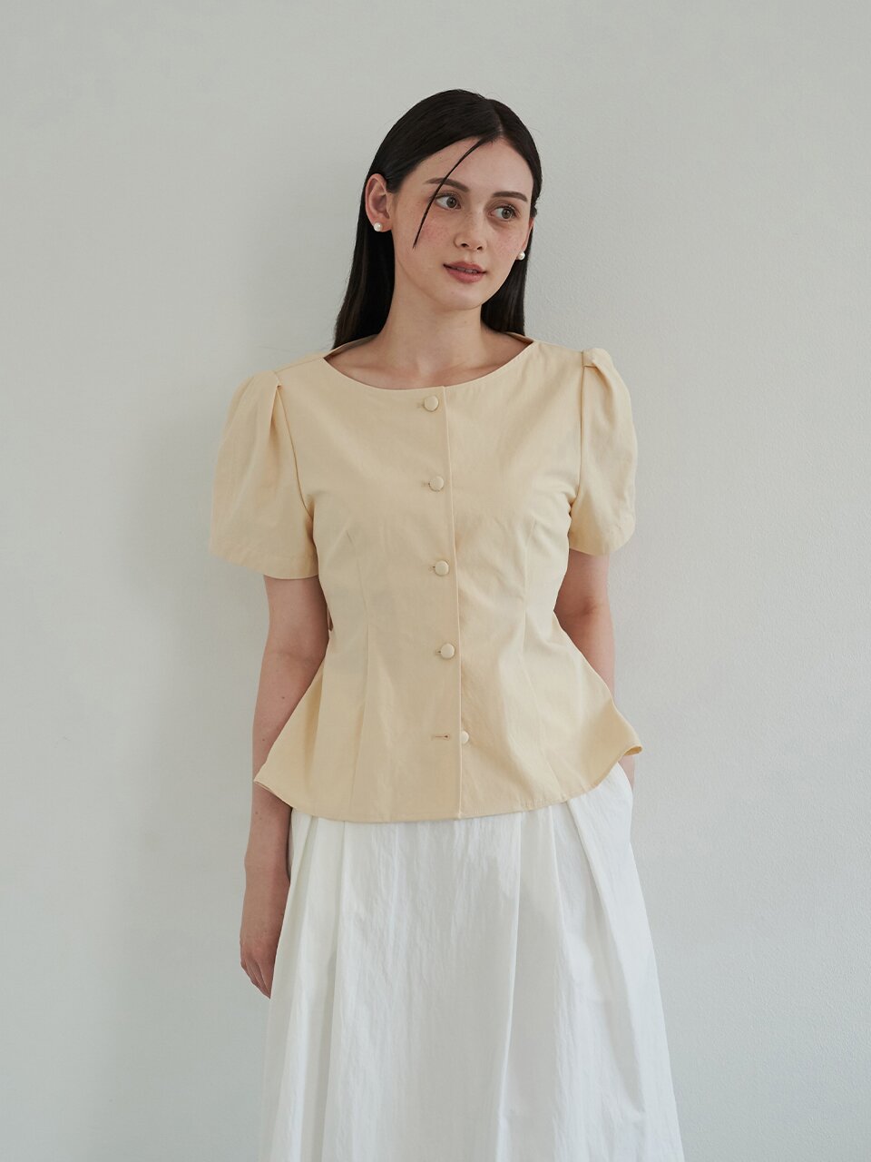 [에프코코로미즈] back point round neck blouse BU