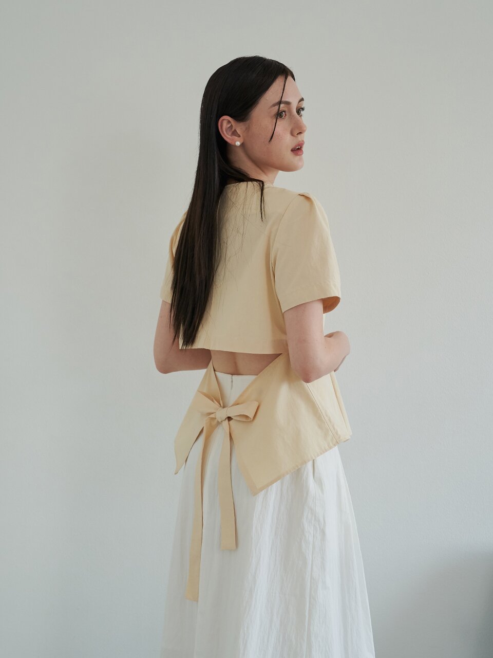 [에프코코로미즈] back point round neck blouse BU