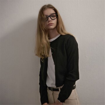 [일루셀] 라운드넥 세미 크롭 가디건 블랙 ILS24FACG001BK