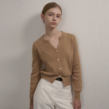 [일루셀] 슬릿 골지 니트 가디건 베이지 ILS24WICG004BE