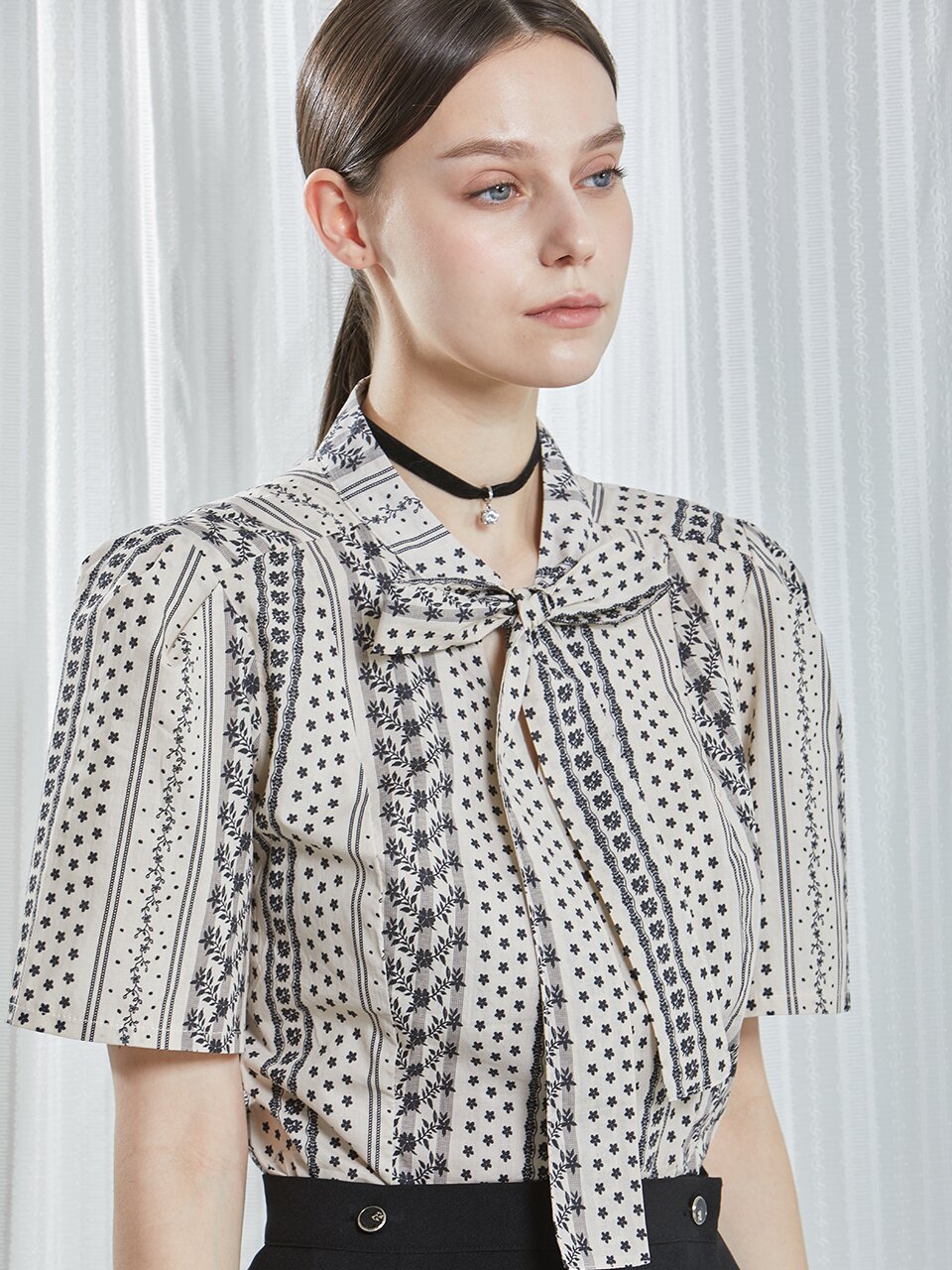 [와이제이] ANGELICA LACE PRINT TIE BLOUSE_BEIGE