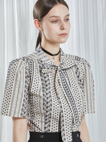 [와이제이] ANGELICA LACE PRINT TIE BLOUSE_BEIGE