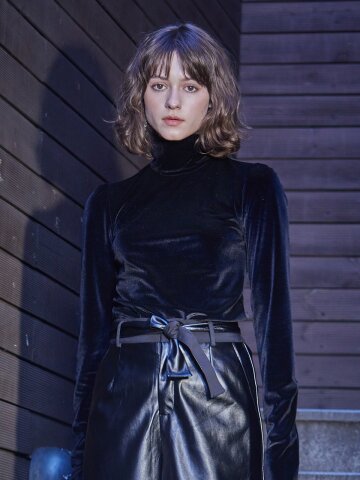 [와이제이] MINK VELVET TURTLE NECK TOP_BLACK