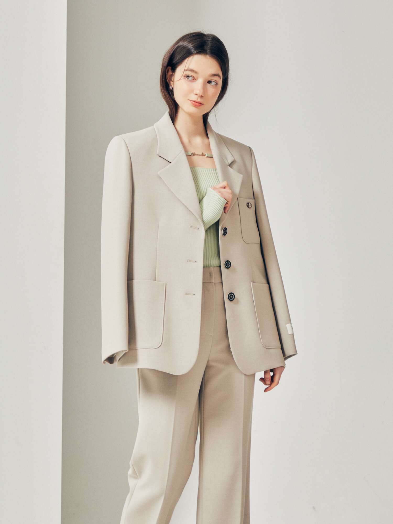 루즈핏 로고 장식 싱글 재킷 (BEIGE)