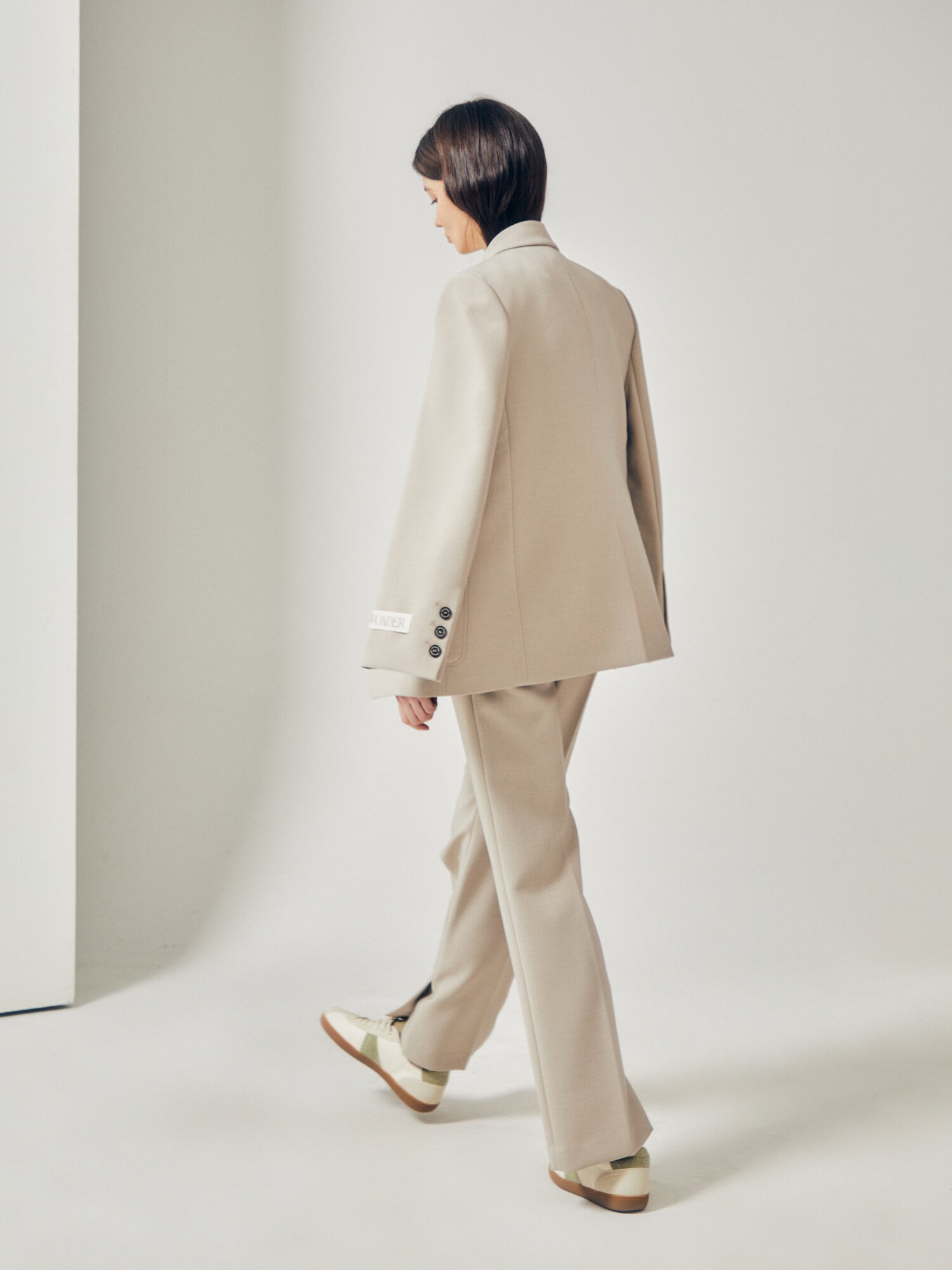 루즈핏 로고 장식 싱글 재킷 (BEIGE)