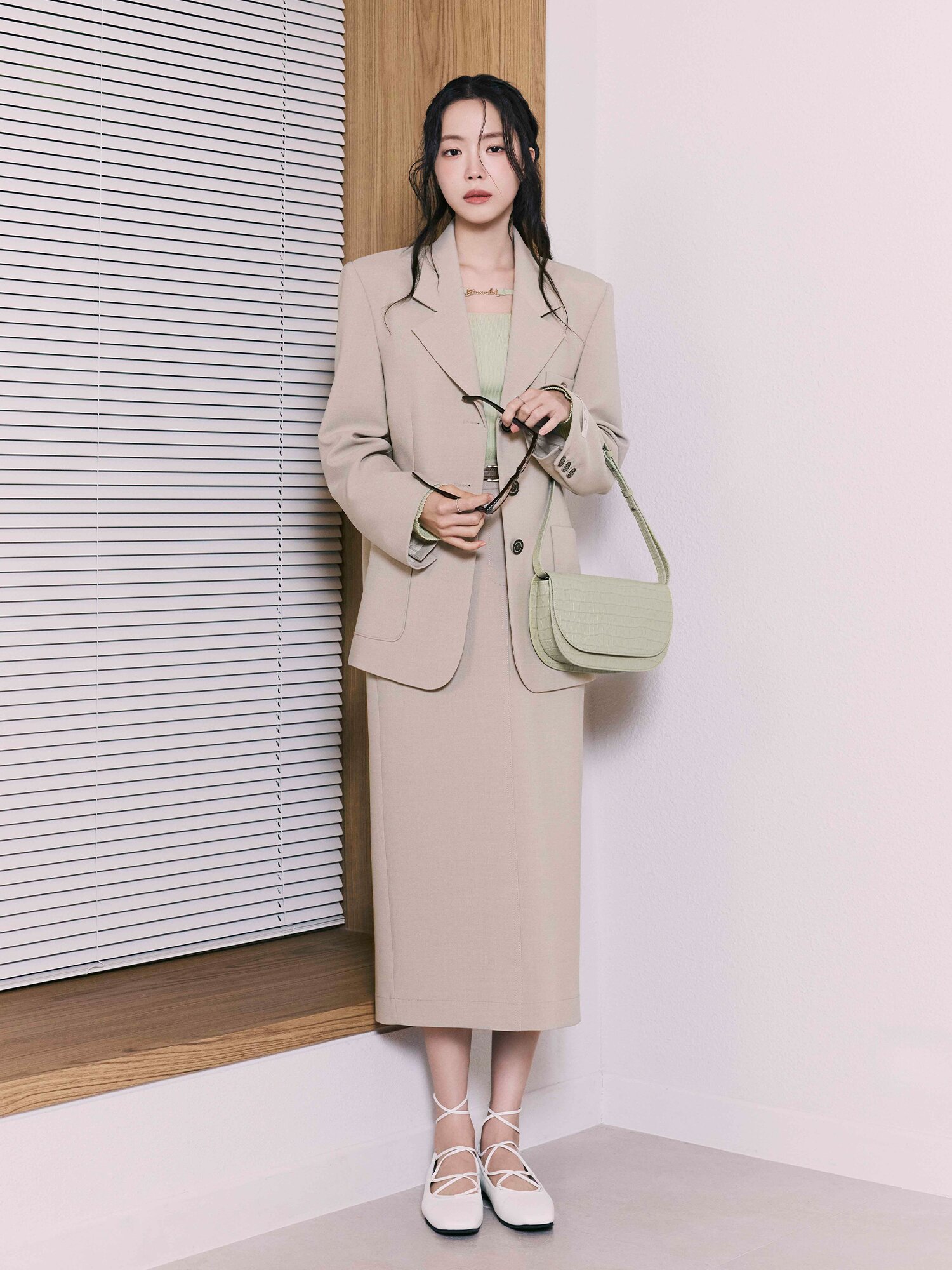 라벨 장식 백 슬릿 H라인 스커트 (BEIGE)