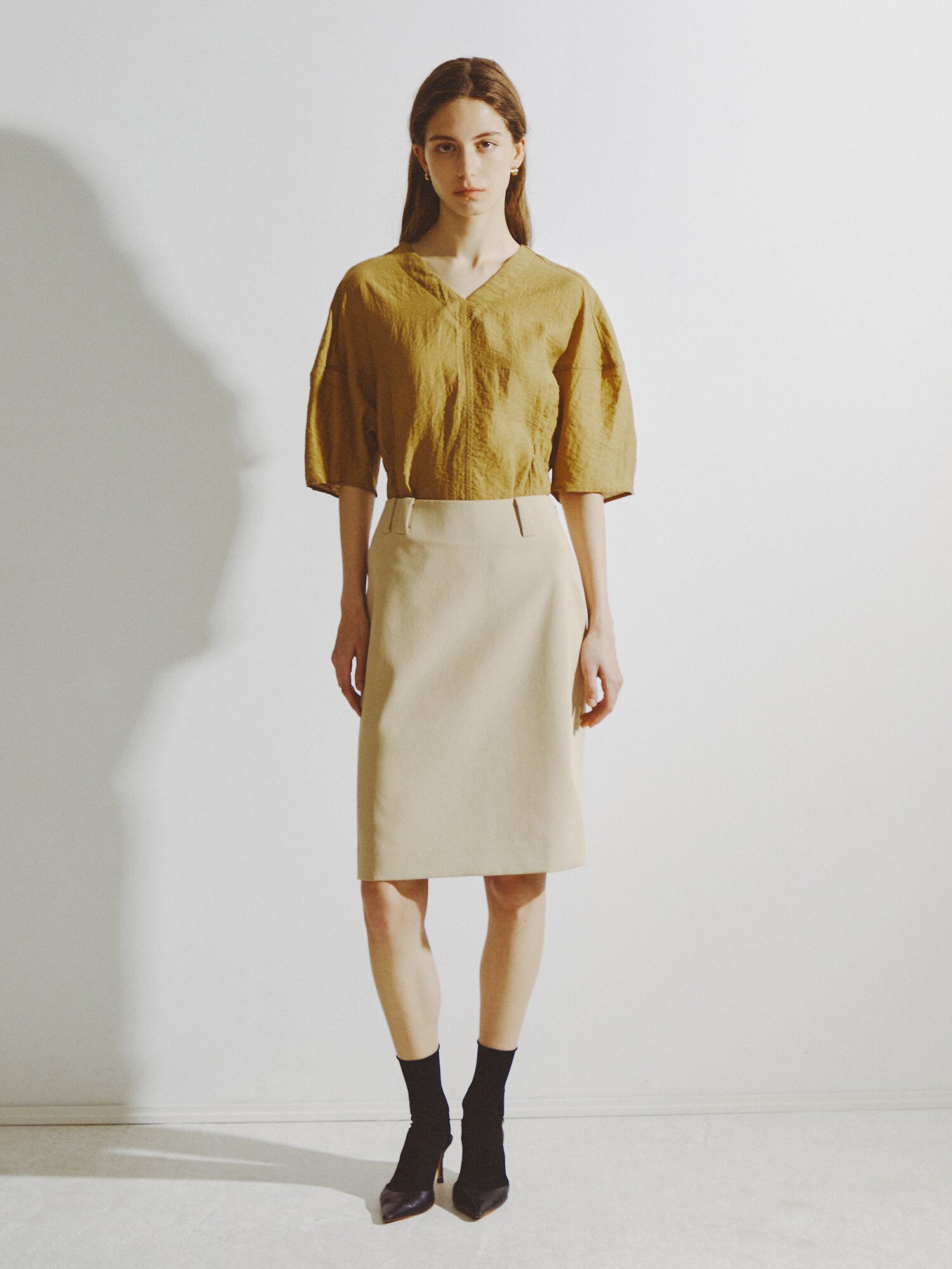 백 슬릿 H라인 스커트 (BEIGE)