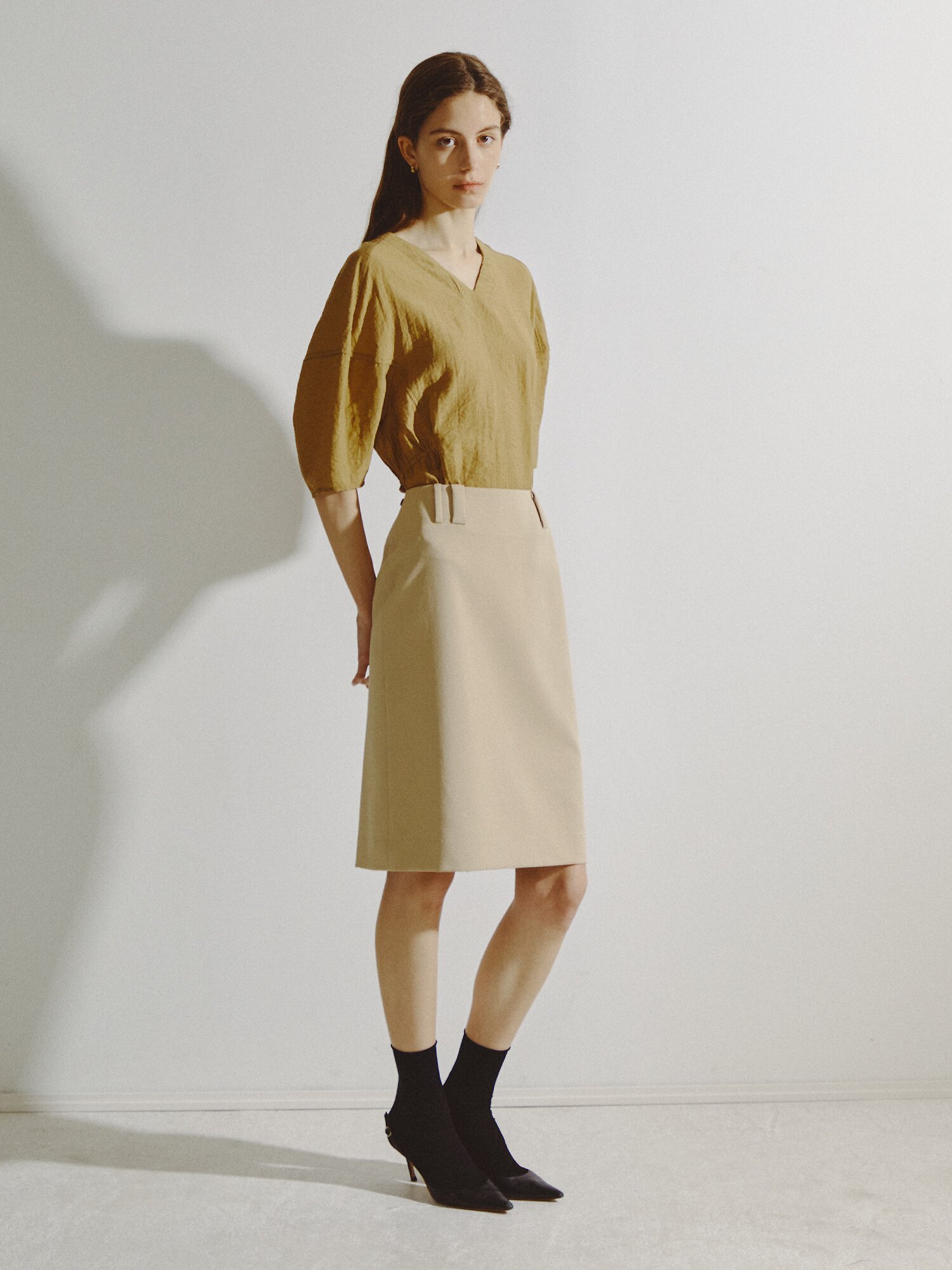 백 슬릿 H라인 스커트 (BEIGE)