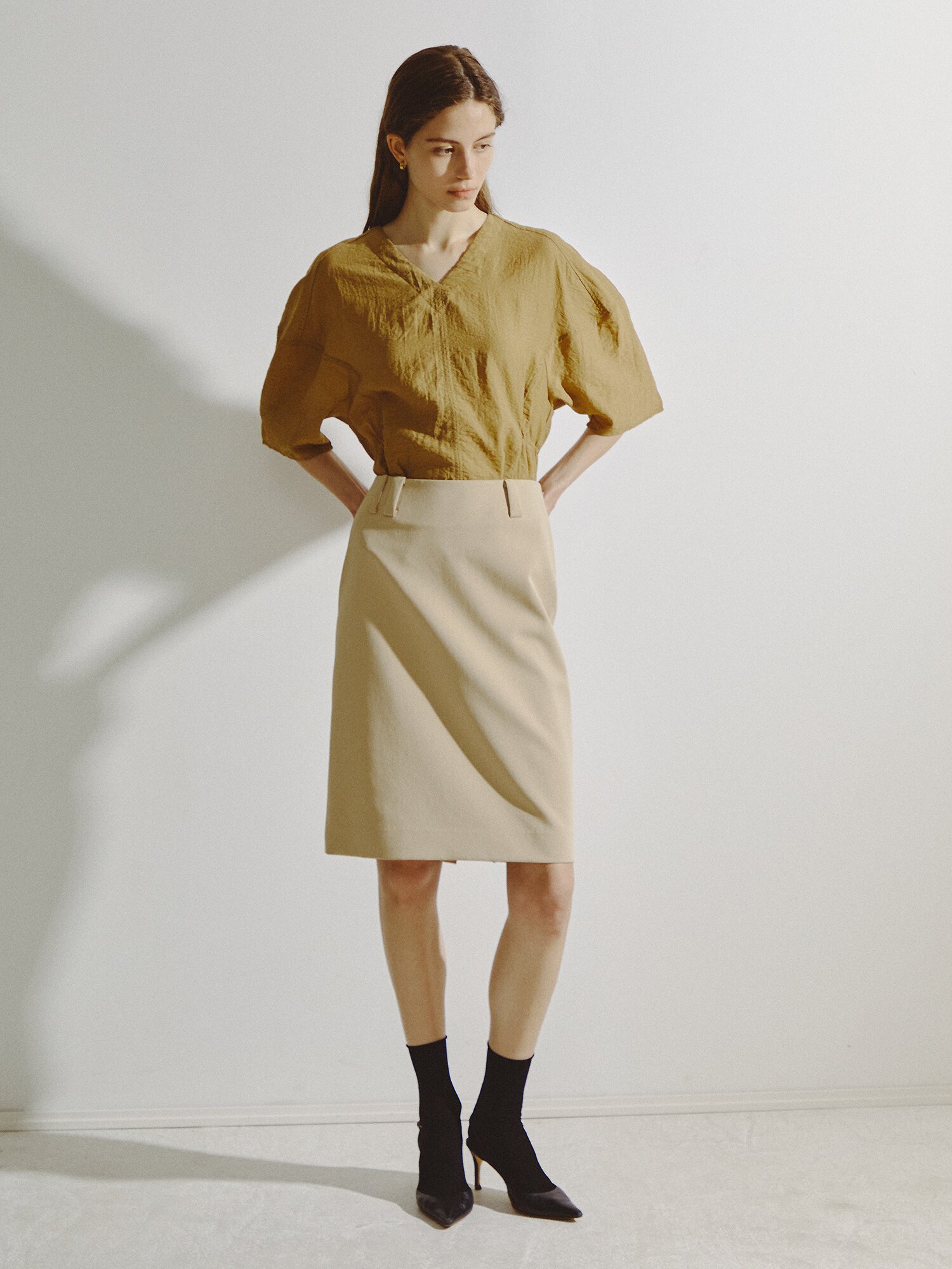 백 슬릿 H라인 스커트 (BEIGE)