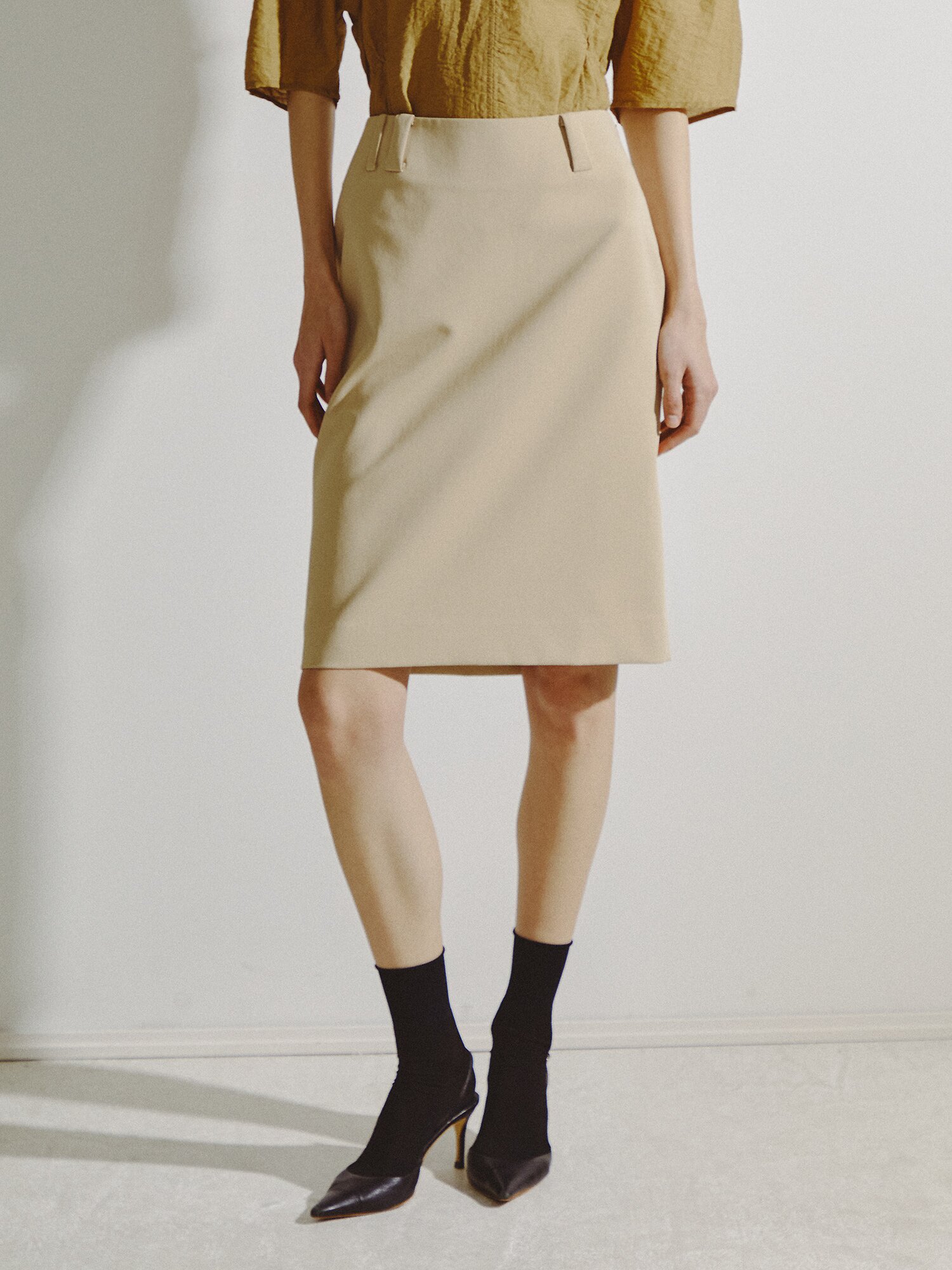 백 슬릿 H라인 스커트 (BEIGE)