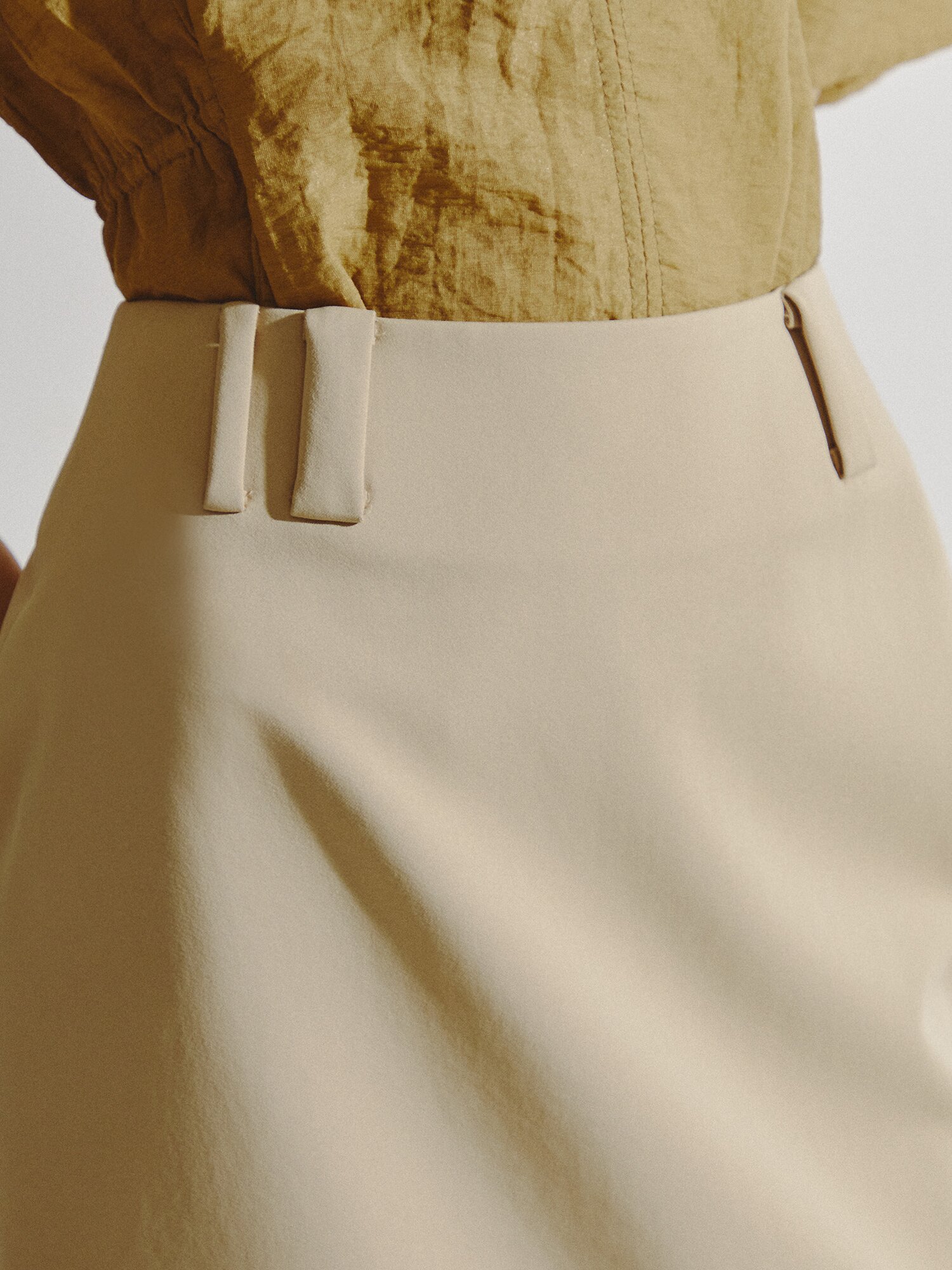 백 슬릿 H라인 스커트 (BEIGE)